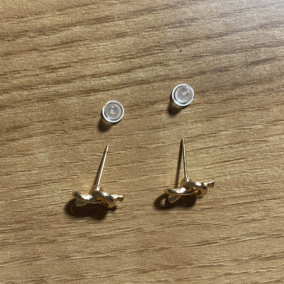 Beautiful heart shaped studs - Picture 2 of 4